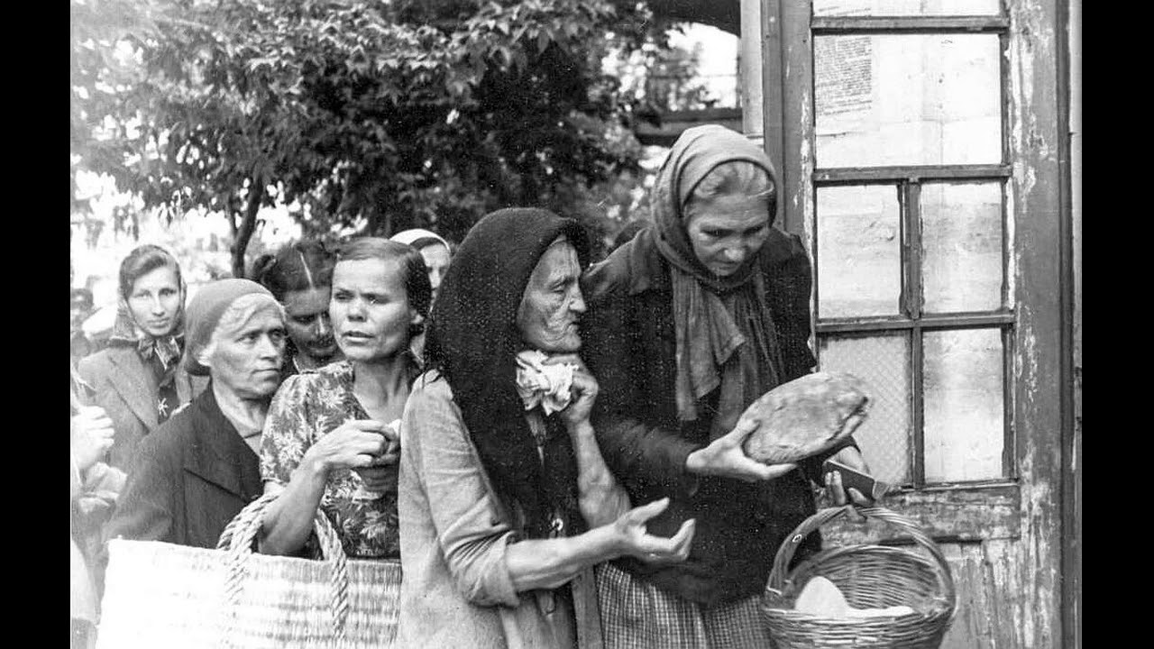 Голод во время великой отечественной. Очередь за хлебом в блокадном Ленинграде. Блокада Ленинграда 1941 очередь за хлебом. Блокада Ленинграда хлеб очередь.