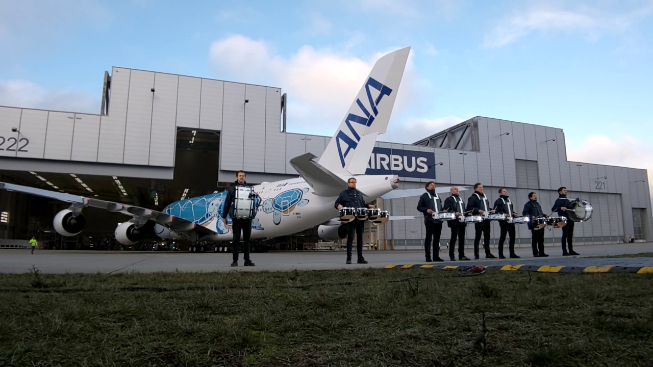 エアバスの独ハンブルク工場で行なわれたANAのA380型機「FLYING HONU