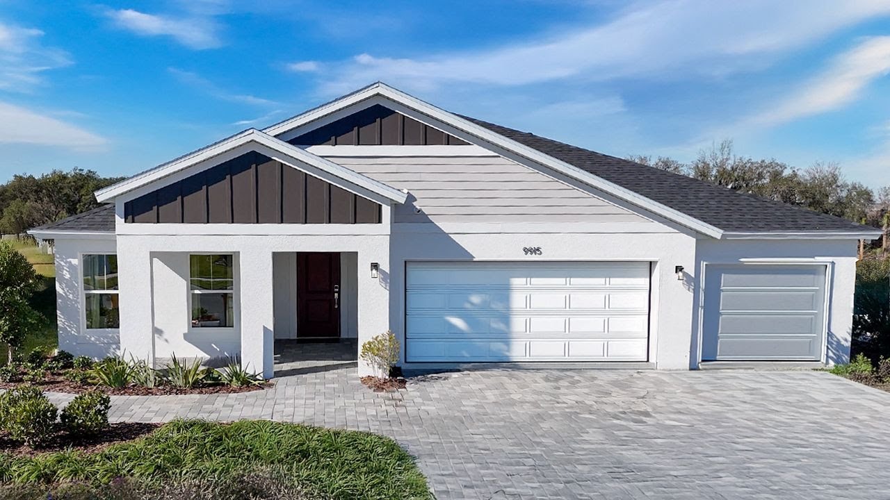 Интерьер этого дома во Флориде с изысканной кухней, высокими потолками и дополнительной комнатой.