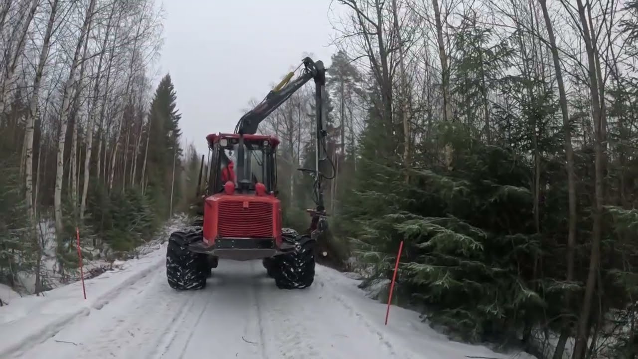 Valmet 830.3 ja nisula 285E tienvarrella