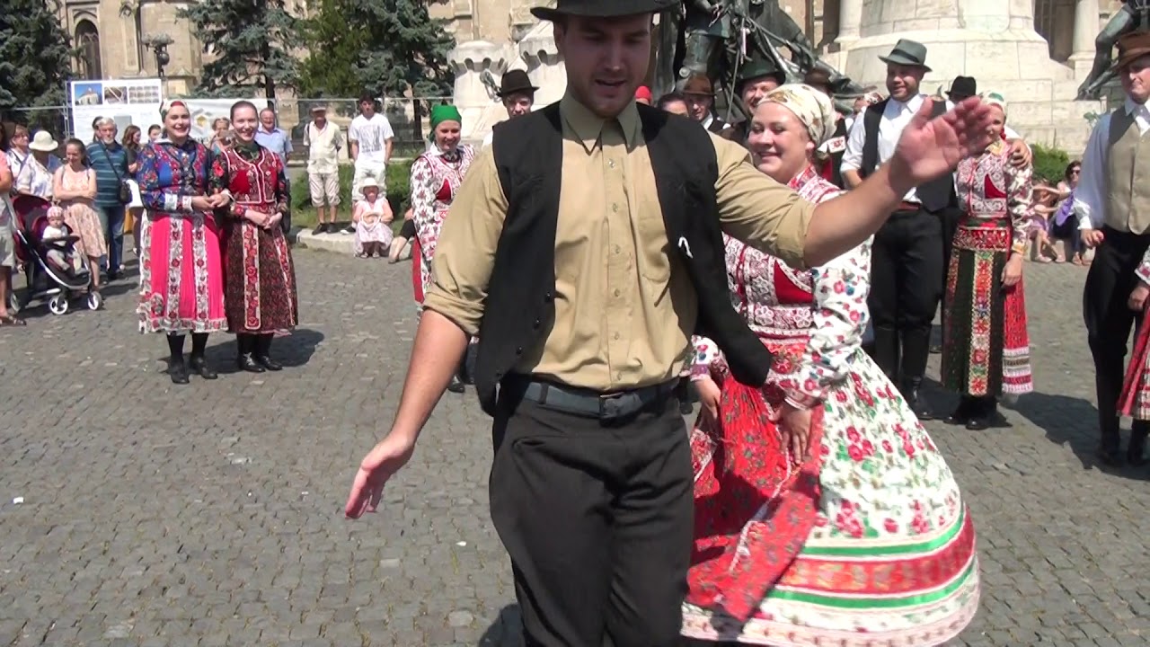 Csicsörke Néptáncegyüttes-Kalotaszegi táncok-Muzsikál az Erdőfű zenekar