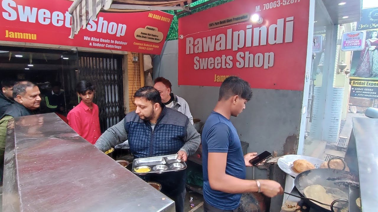 Jammu Ki Special Jammu Chole Poori | Jammu Ki Mashoor Rawalpindi Sweets Shop Abh Jalandhar Main Bhi