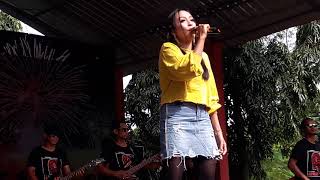 Elsa safira ambilkan gelas 'Om Adella' live in curug sewu kendal