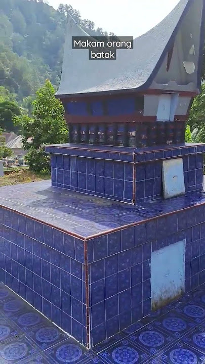mengapa kuburan orang batak sangat megah?