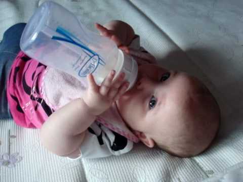 My baby feeding her bottle at 4 months 1/2 embarazo de 22 semanas