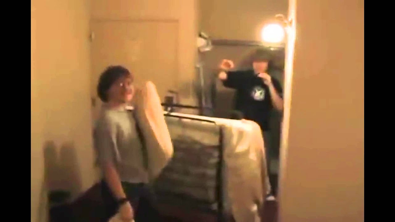 Pillow Fight - Nek Minnit