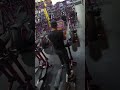 la maquina tiene el letrero que no sirve pero el no sabe