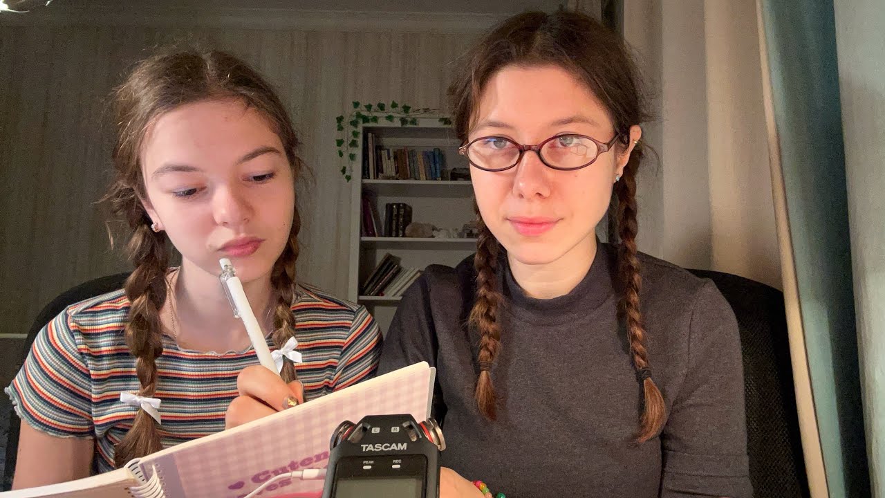 ASMR👩🏻‍🏫Teaching my Sister English (accent, adjectives 🤓)