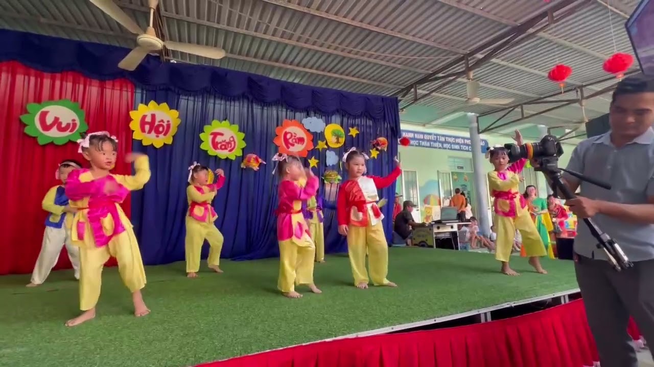 Múa trung thu xuống Phố