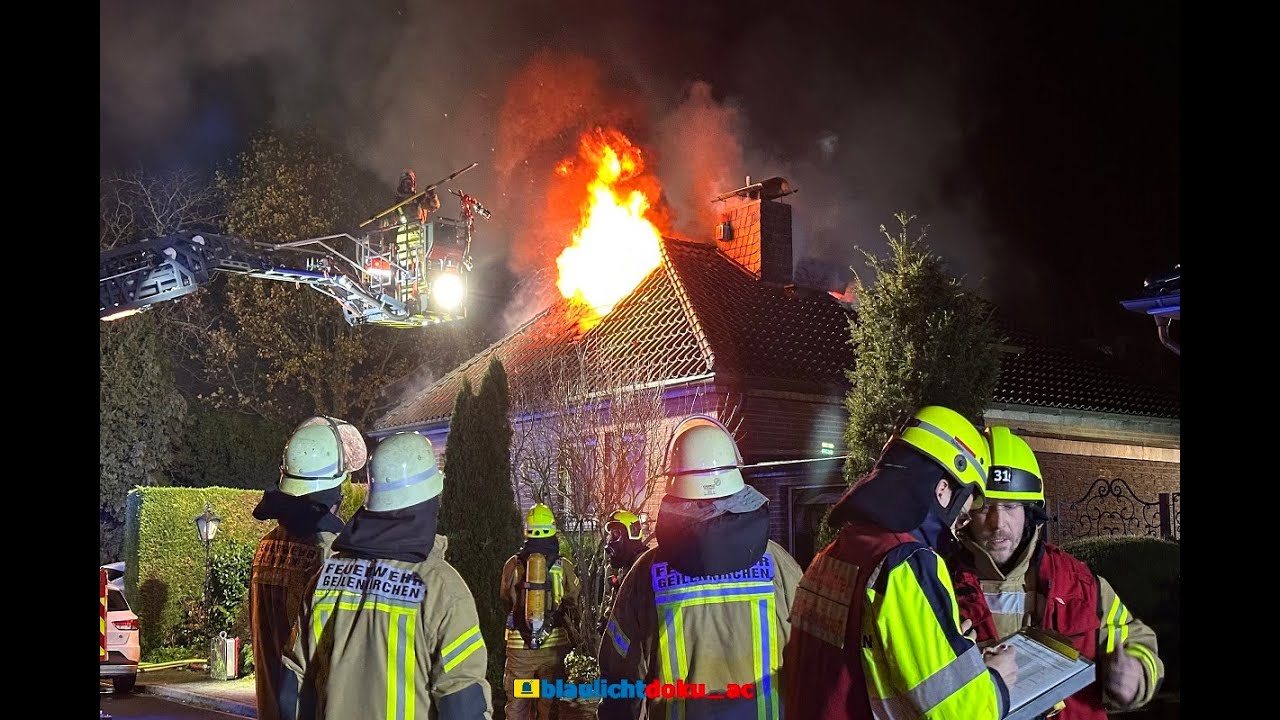 2025-11-27 Geilenkirchen: Dachstuhl in Vollbrand