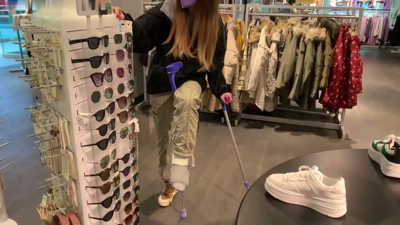 Shopping with a cast is always a fan .