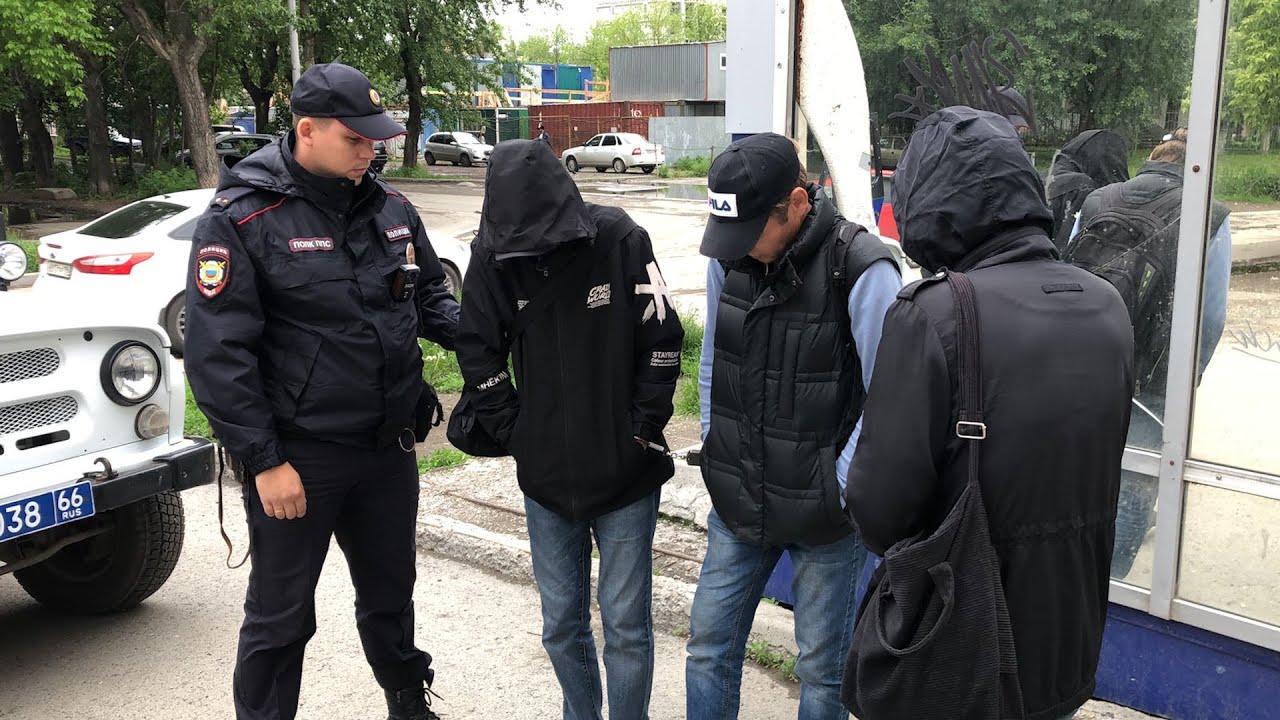 Нарколыга сбросил 5 кладов на глазах ППСовцев - YouTube