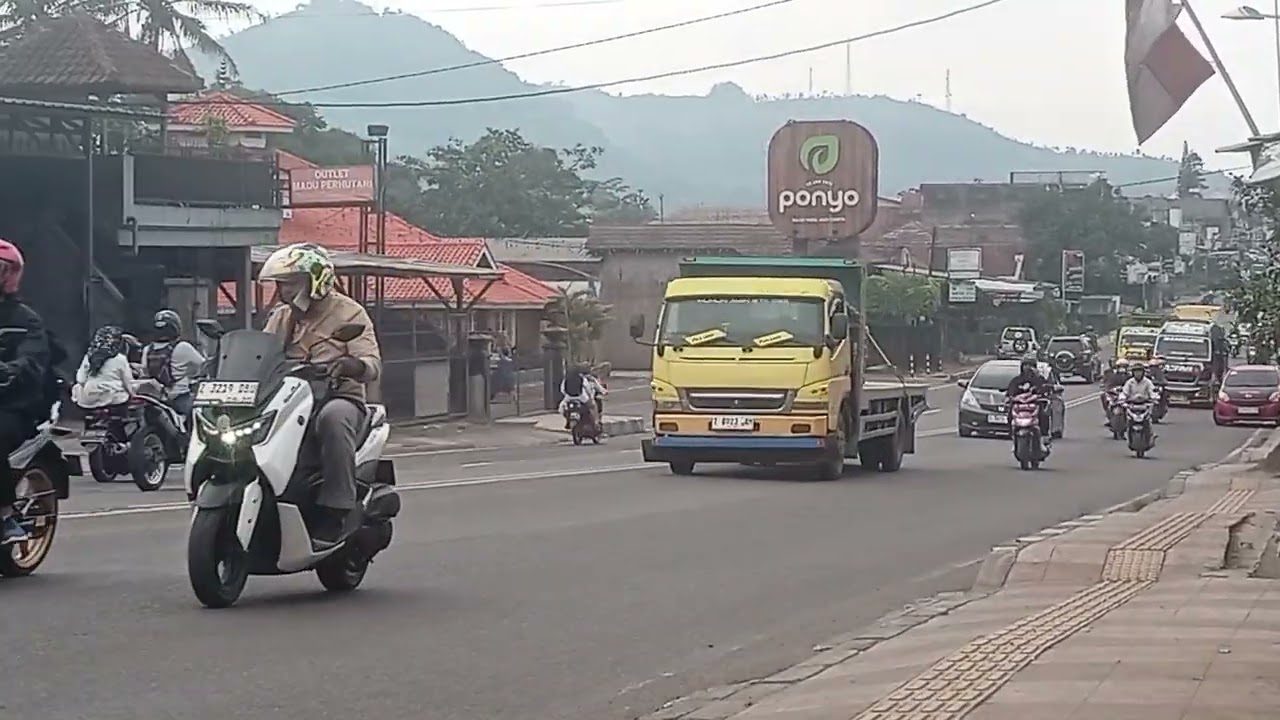Detik-detik mini bus ‼️ yalip truk puso hampir saja gelindas sepeda moto