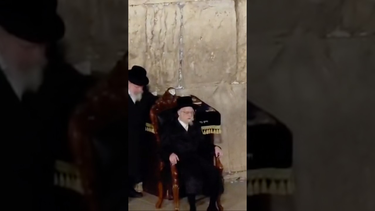 האדמו״ר מסערט ויז׳ניץ בתפילה בכותל המערבי עם אלפי חסידים