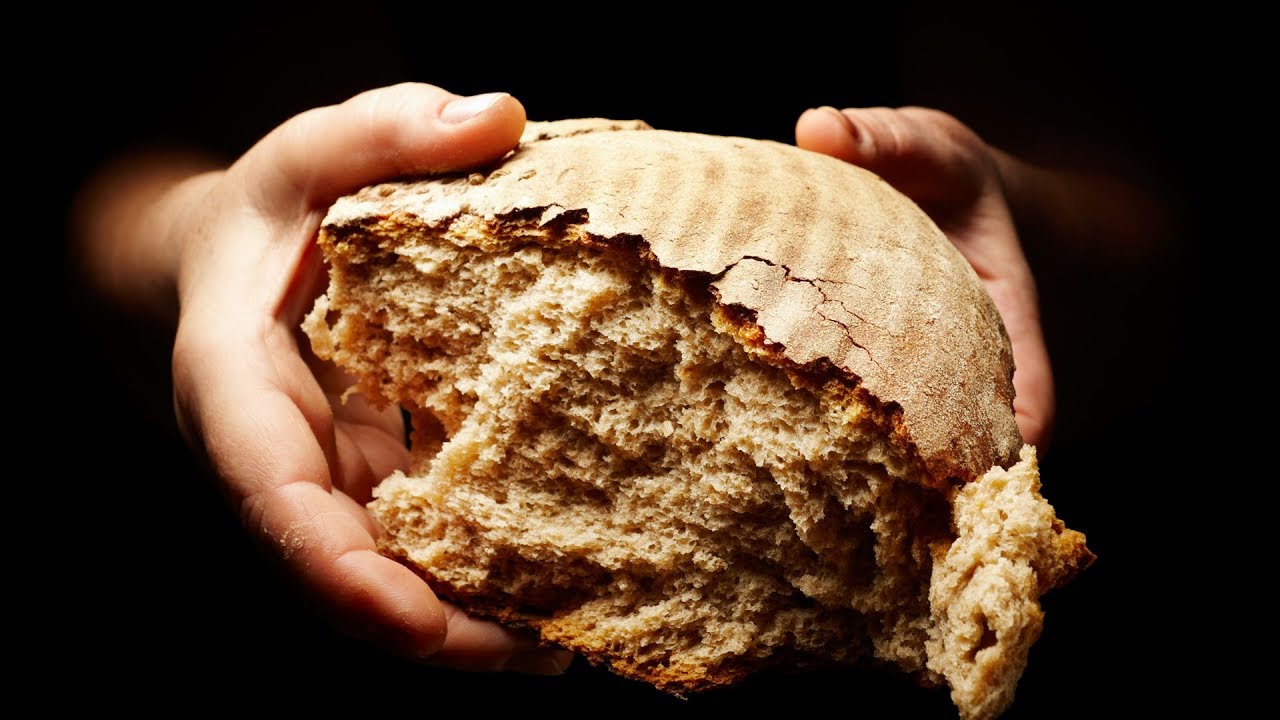 Жить кусочек хлеба. Хлеб. Хлеб фото. Разломанный хлеб. Отломанный кусок хлеба.