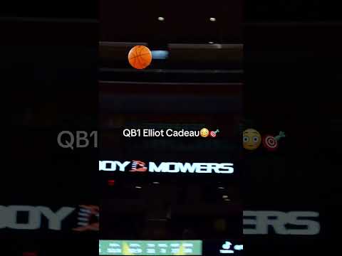 Bro out here throwing dimes like Brady😳😭 #viral #trending #elliotcadeau #basketball #fyp