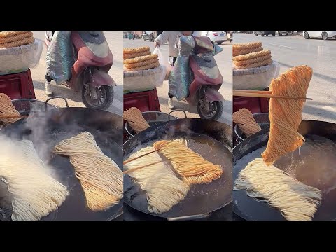Cooking deep fried crispy noddles, yummy rural food.
