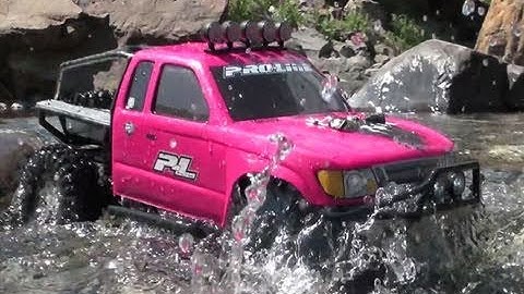 RC ADVENTURES - PINKY! A HONCHO AXIAL SCX10 4X4 TRUCK RIVER CROSSING