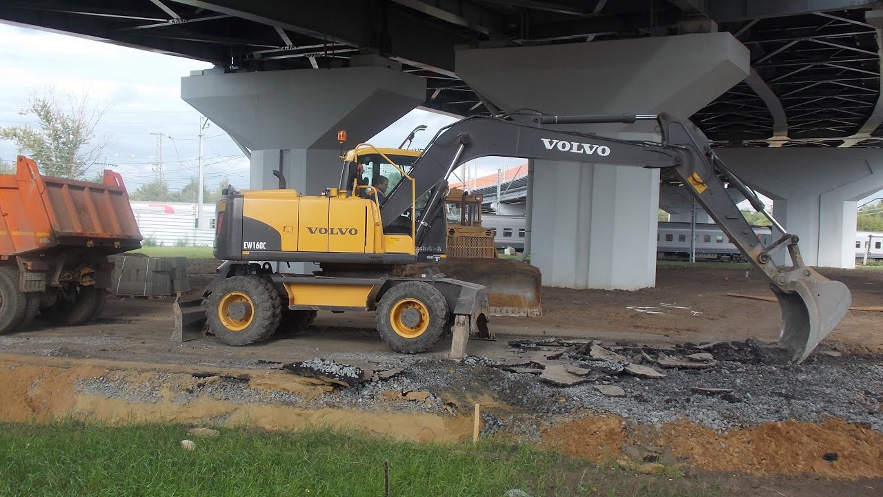 Volvo EW160C ripping asphalt and loading Volvo FMX - YouTube