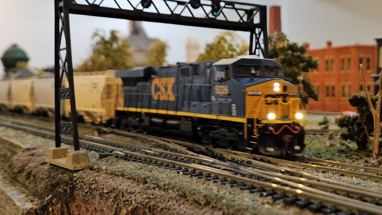 CSX 5226 Leads HO scale Manifest Train - YouTube