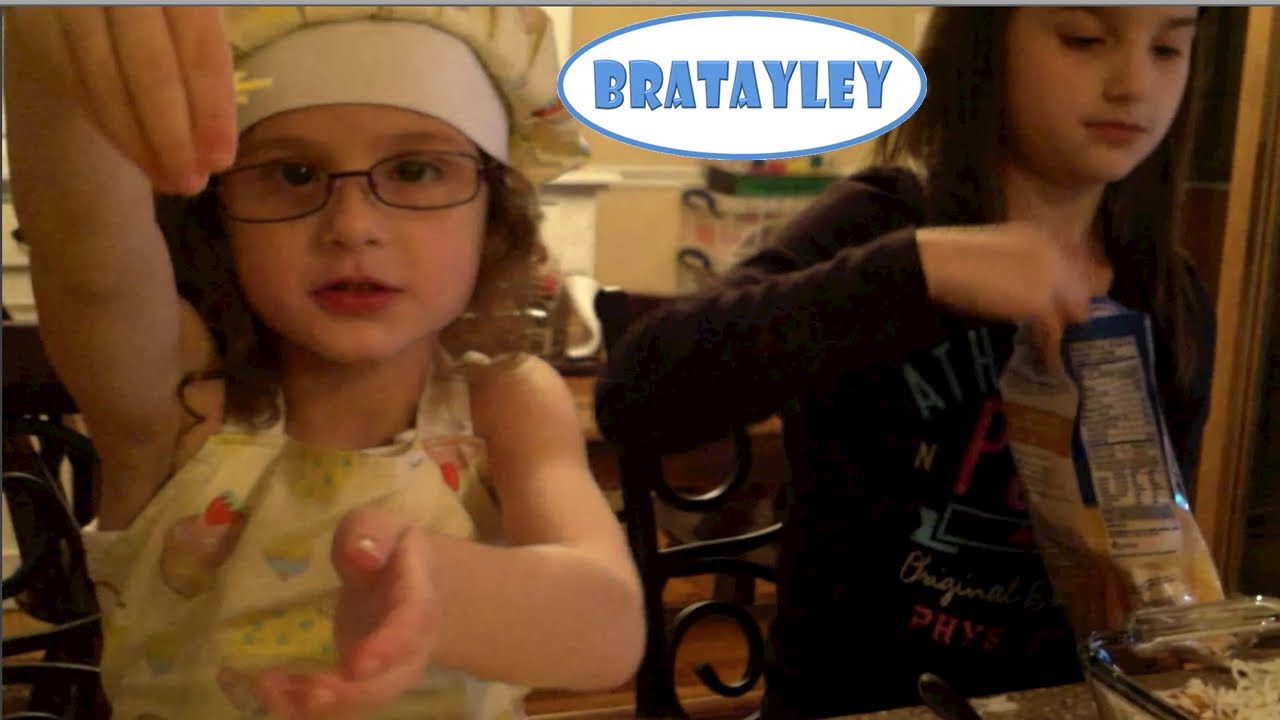 vlogs in spanish Cooking with Hayley and Annie (WK 152.4) | Bratayley
