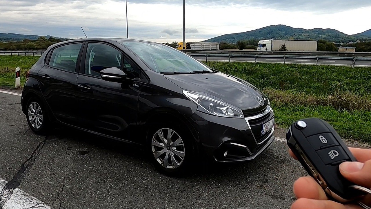 2018 Peugeot 208 [1.2 PureTech, 82 HP] POV Test drive CARiNIK