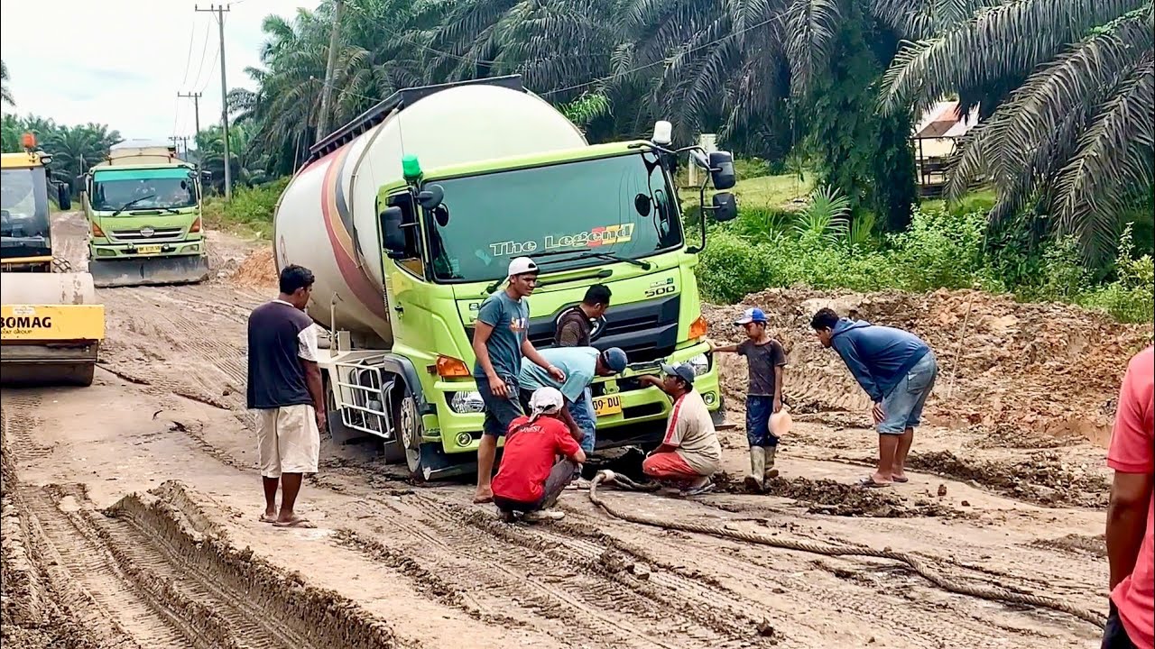 Dramatis ‼️ Derita Truk Bermuatan Puluhan Ton Tarik Menarik Dijalan Lembek Menghisap