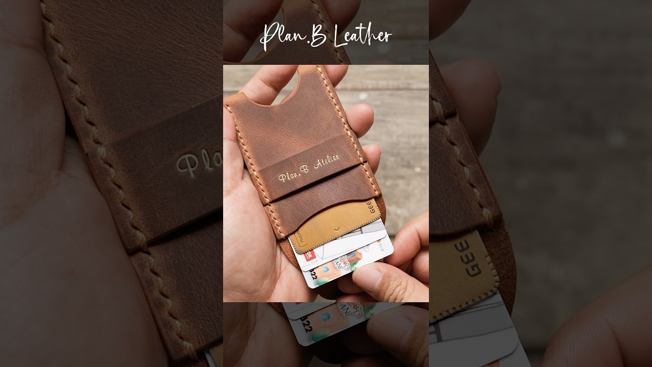 Ручной кардхолдер, выдвигающий карты одним нажатием. Полностью из кожи.