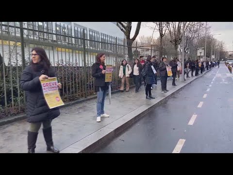 Famalicão: Greve indeterminada mas “controlada” junta professores do AECCB e AEDSI em cordão humano