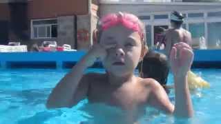 Candela, Iago y Sara disfrutan de la piscina