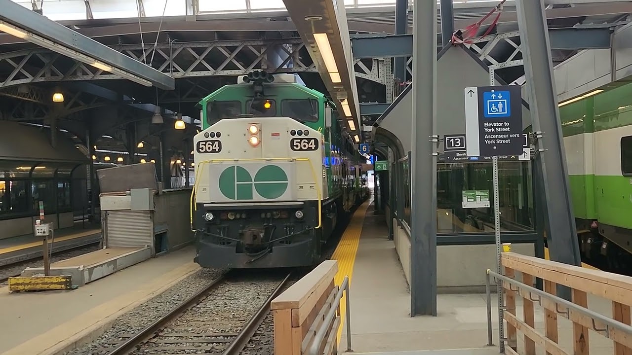 GO 564 pulling into Union Station to start a Stouffville Line run