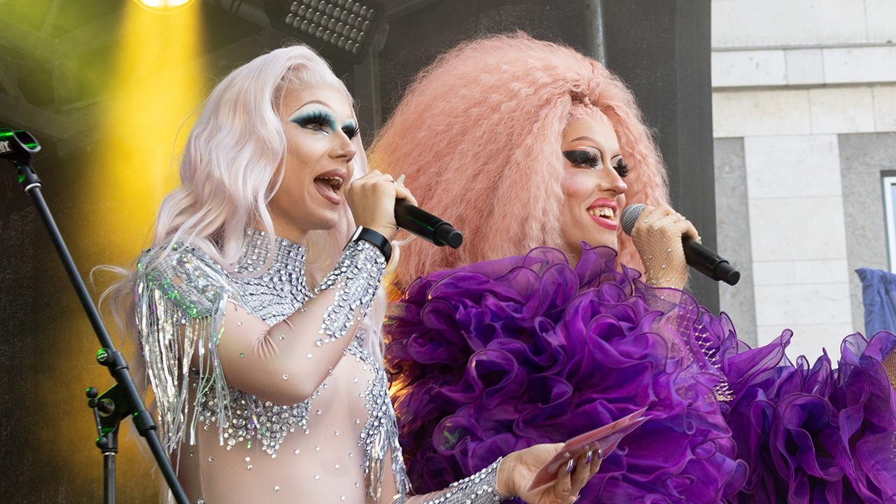 CSD-Hocketse 2026: Pinky ProMiss & May B. Ann Weirdo mit dem Drag-Pubquiz „DRAG YOUR BRAIN“