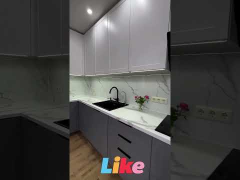 Недорогие кухни с высокими витринами и фасадами белого или серого цвета на заказ от производителя