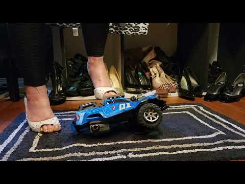 Crystal Crush crushes RC monster truck. #crushexperiment #asmrcrush #oddlysatisfying