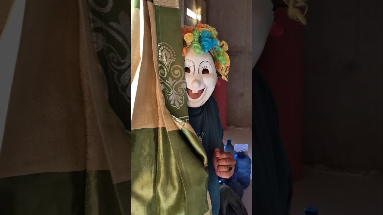 Badut ketakutan bajunya di injak orang 