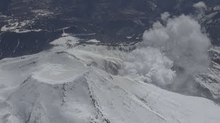 噴煙続く白い山頂 噴火半年迎える御嶽山