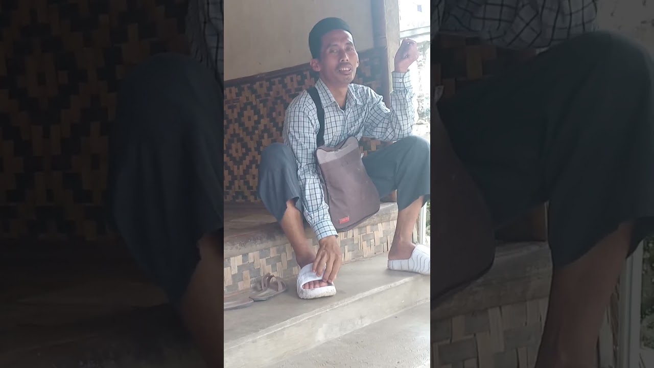 PENJUAL KELILING CANGKARUK DAN RANGGINANG DARI PASIR ANGIN