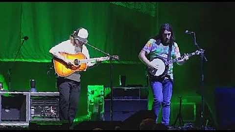 Billy Strings smokes "Ernest T. Grass" 9/13/22 Bri...