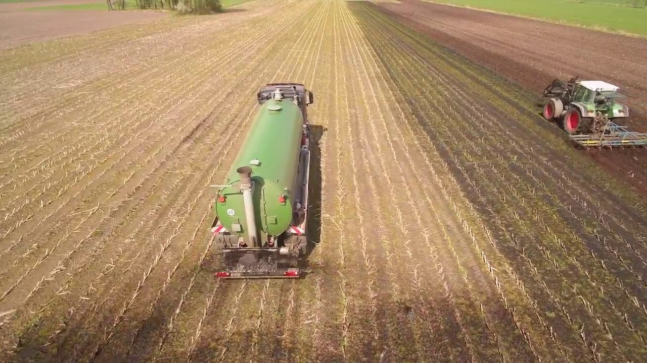 Ernte 2017   LKW  - Sattelzug beim Gülle ausbringen