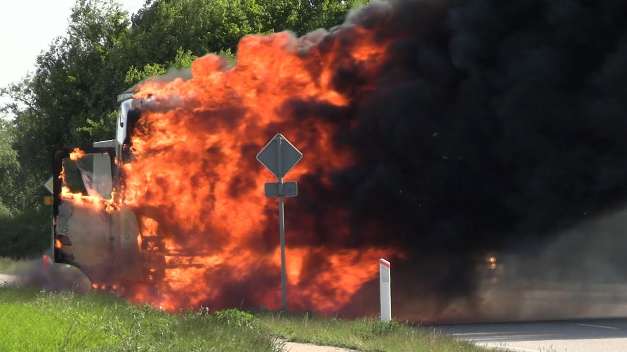 Voldsom brand i Scania lastbil på rute 57 Ringstedvej syd for Holbæk - 230522