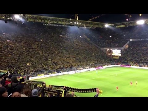 Das Stadion zollt einem verstorbenen Fan Tribut. // BVB fans pay tribute to a deceased fan.