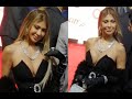صدر نانيتا اللبنانية بارز من فستانها على السجادة الحمراء 