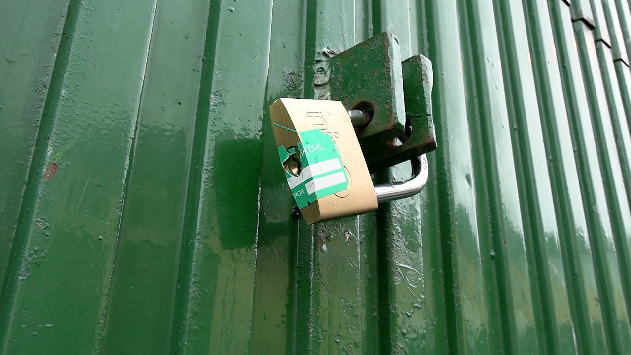 La nave que ocultaba el túnel, clausurada por la Guardia Civil