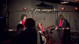 Kinder Rox - &#39;Lee Mavers&#39; Live At The Bearded Lady