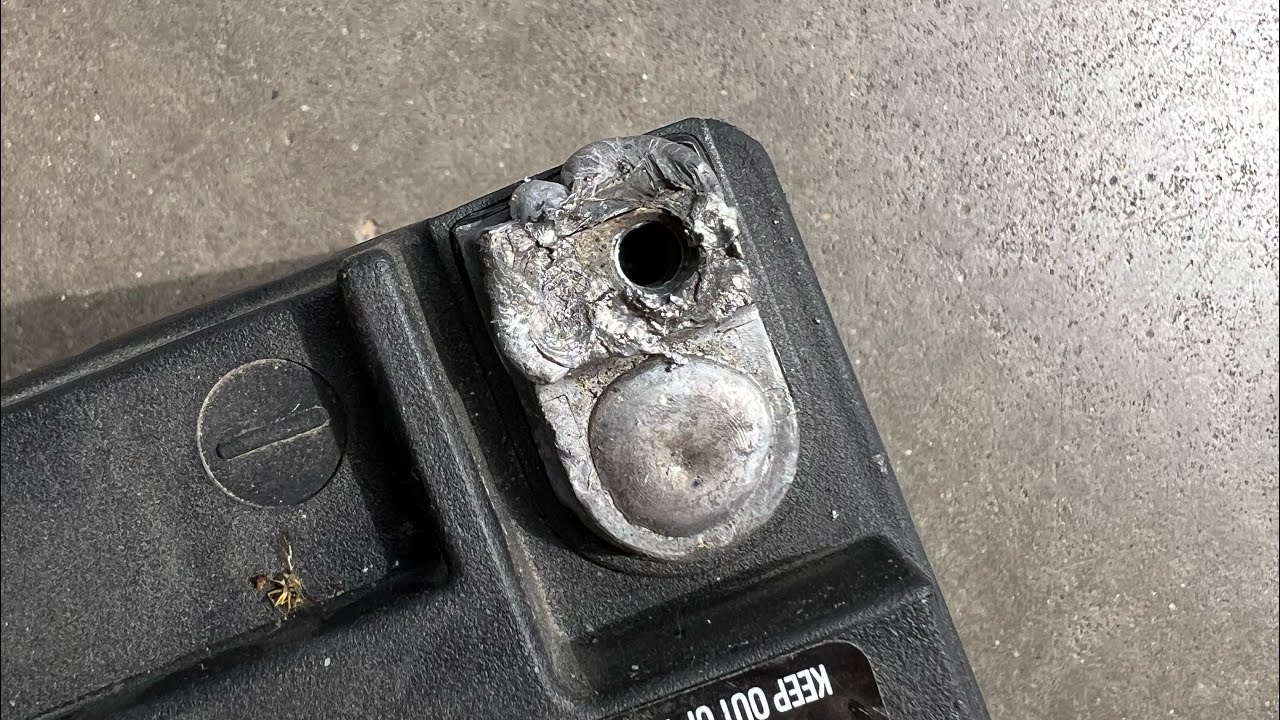 2009 Harley Davidson Softail Custom (Loose battery terminal) 