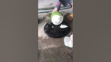 Cách chặt dừa xiêm uống nước #coconut #coconutmilk #coconutwater