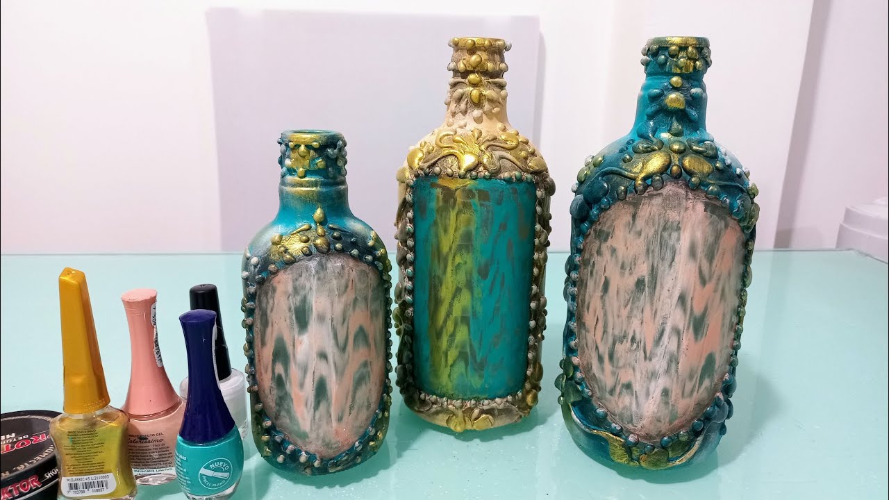 CON BETÚN DE ZAPATOS, BOTELLAS, SILICONA Y ESMALTES DE UÑAS 