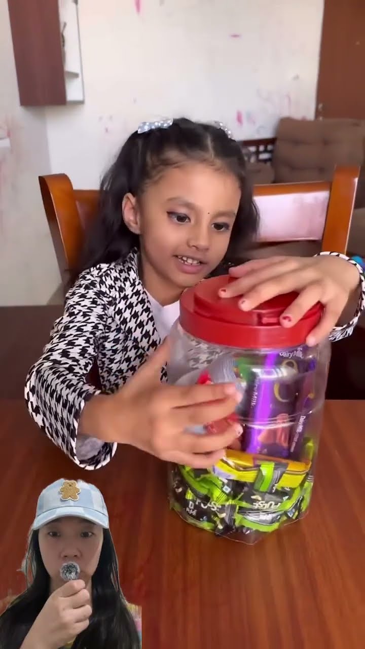 MAMA MAU MAKAN SEMUA COKLAT ?