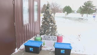 Green Bay propane tank company unveils 'Generosi-Tree' filled with free winter items