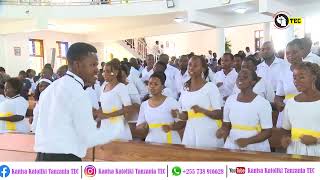 MIMI NI NANI ●||● KWAYA YA UTATU MTAKATIFU CHANGANYIKENI WAKIIMBA WAKATI WA MISA DOMINIKA YA 5. MIMI NI NANI ●||● KWAYA YA UTATU MTAKATIFU CHANGANYIKENI WAKIIMBA WAKATI WA MISA DOMINIKA YA 5.